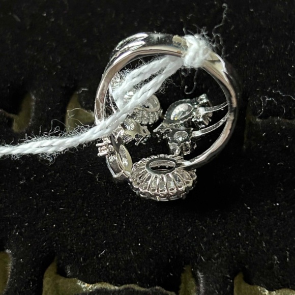 TWELVE STONE SWAROVSKI CRYSTALS, LADIES Sz 8, RHODIUM METAL, THREE BIGGER STONES - Picture 3 of 6